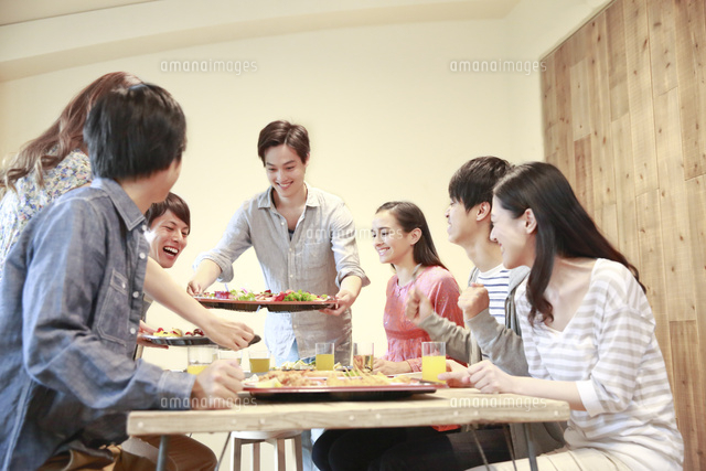 若者ホームパーティイメージ の写真素材 イラスト素材 アマナイメージズ