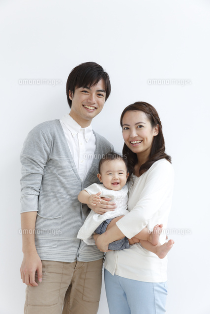 赤ちゃんのいる若い３人家族ポートレート の写真素材 イラスト素材 アマナイメージズ