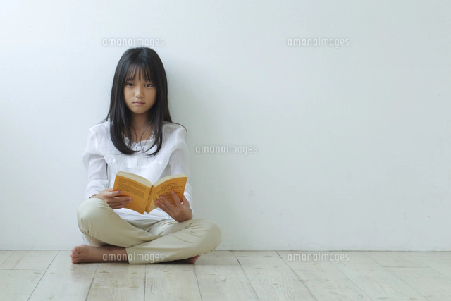 本を読む少女 本を読む少女」 by 牧野 友彦｜Artmeter｜暮らしを彩るアートが