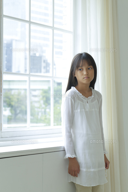 窓辺に佇む少女 の写真素材 イラスト素材 アマナイメージズ