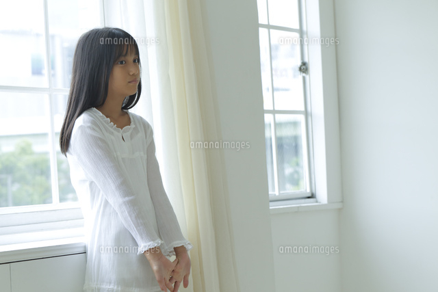 窓辺に佇む少女 の写真素材 イラスト素材 アマナイメージズ