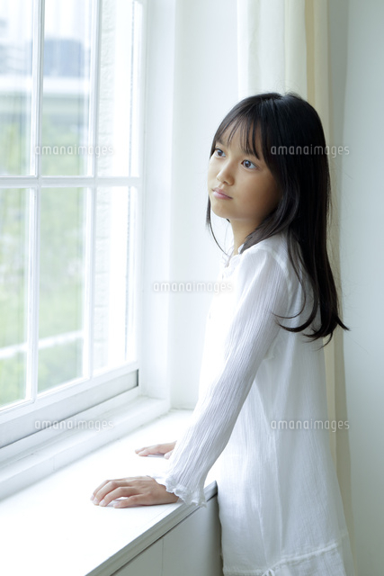 窓辺に佇む少女 の写真素材 イラスト素材 アマナイメージズ