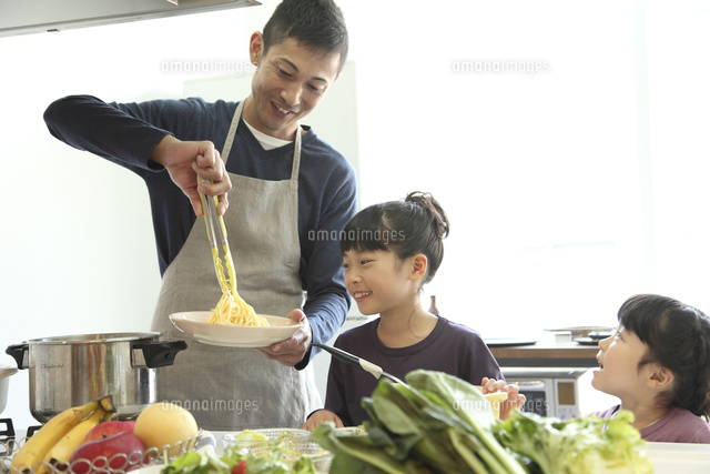 料理をする父親と幼い女の子きょうだい の写真素材 イラスト素材 アマナイメージズ