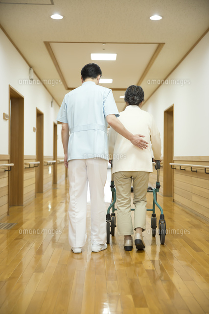 歩行器で歩く後姿のシニア女性とｐｔ の写真素材 イラスト素材 アマナイメージズ