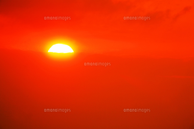 空 沈む太陽 の写真素材 イラスト素材 アマナイメージズ