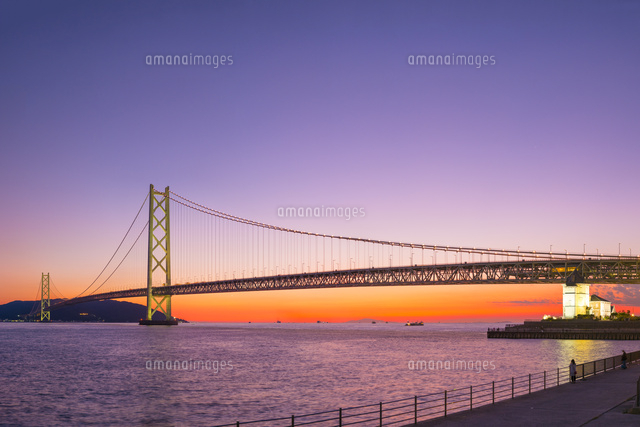 夕暮れの明石海峡大橋 の写真素材 イラスト素材 アマナイメージズ