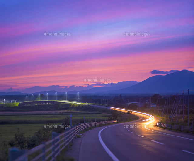 風景画 夕日と自然の小道 北海道 十勝平野 点景 夕焼けに続く道[10190001193]の写真・イラスト