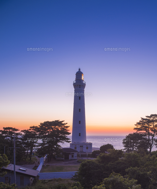 島根県 自然 風景 日本海の夕景と出雲日御碕灯台[10190001372]の
