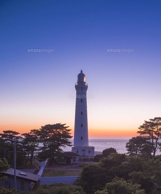 島根県 自然 風景 日本海に沈む夕日と出雲日御碕灯台[10190001368]の