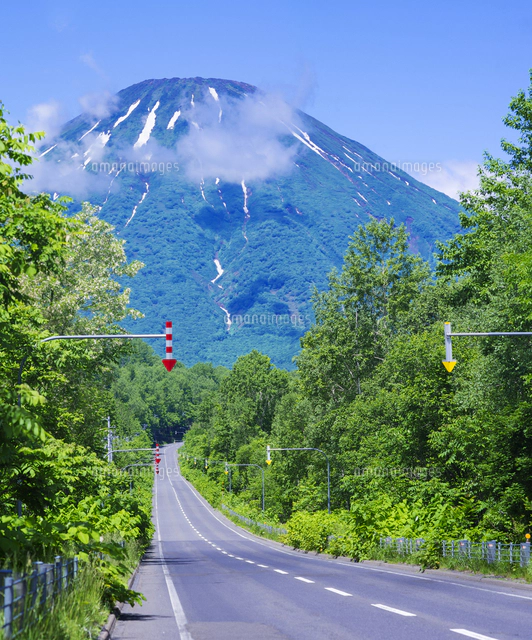 北海道 自然 風景 一本道と青空[10190001576]の写真・イラスト素材