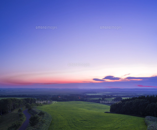北海道 自然 風景 美瑛 丘の夕暮れ[10190001618]の写真・イラスト素材