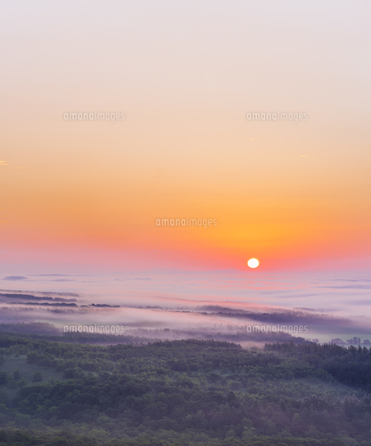 北海道 自然 風景 雲海からの日の出 の写真素材 イラスト素材 アマナイメージズ