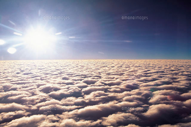 飛行機から見た太陽と雲[10193001325]の写真・イラスト素材｜アマナ