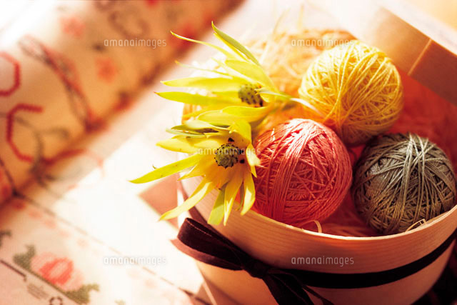 丸い箱に入った三色の毛糸玉 の写真素材 イラスト素材 アマナイメージズ