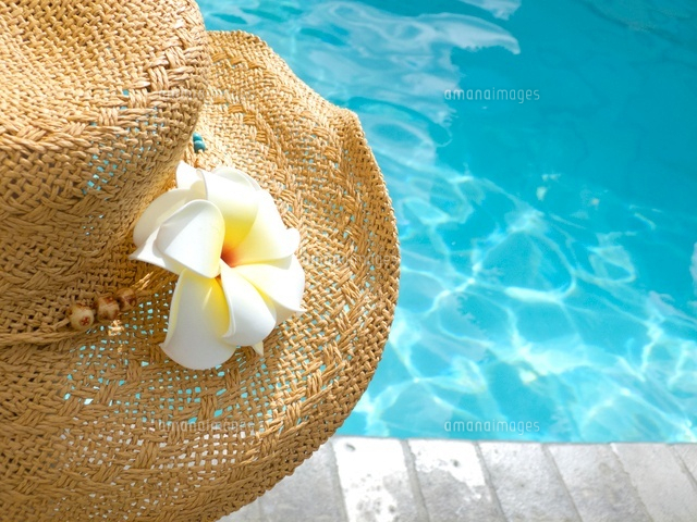 プールサイドの麦わら帽子とハイビスカス の写真素材 イラスト素材 アマナイメージズ