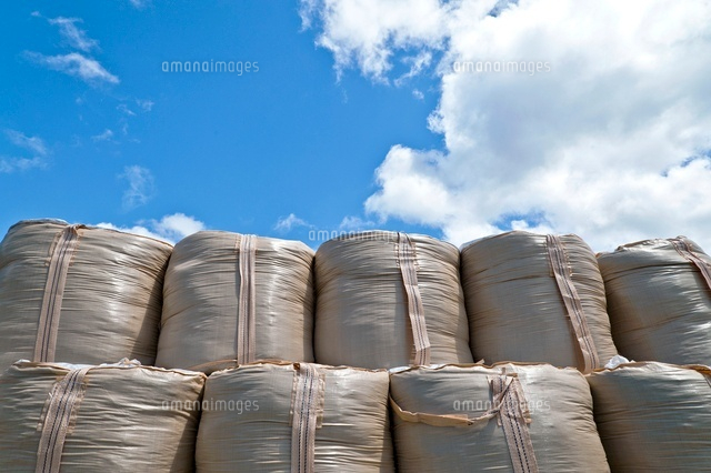 積み上げられた土嚢 の写真素材 イラスト素材 アマナイメージズ