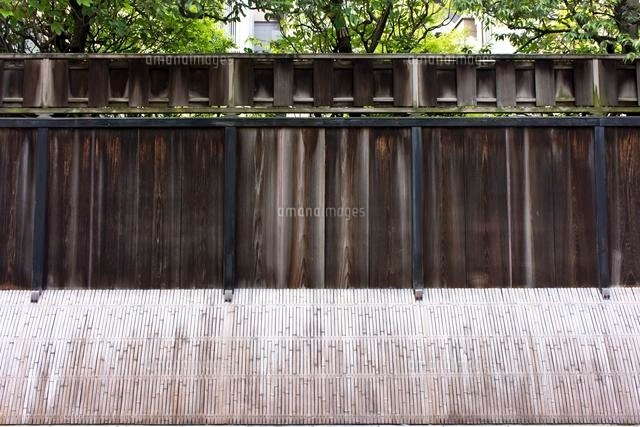 犬矢来と板塀 の写真素材 イラスト素材 アマナイメージズ