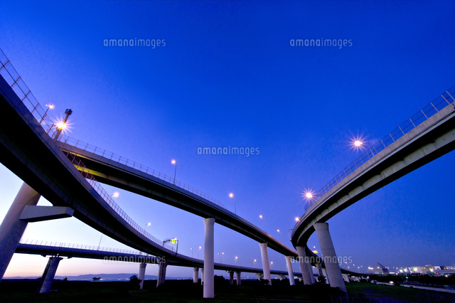 高速道路のインターチェンジ 夕暮れ の写真素材 イラスト素材 アマナイメージズ