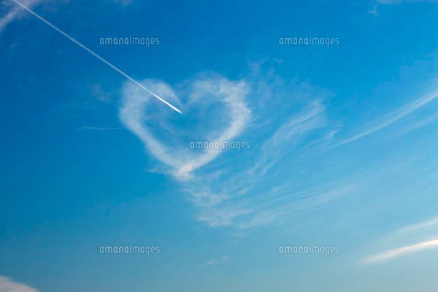 ハート形の雲と飛行機雲 の写真素材 イラスト素材 アマナイメージズ