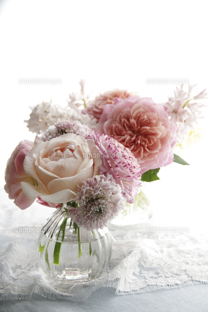 ガラスの花瓶に活けた花束 の写真素材 イラスト素材 アマナイメージズ
