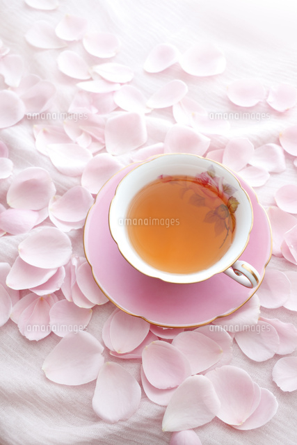 紅茶を入れたピンク色のティーカップとピンク色のバラの花びら の写真素材 イラスト素材 アマナイメージズ