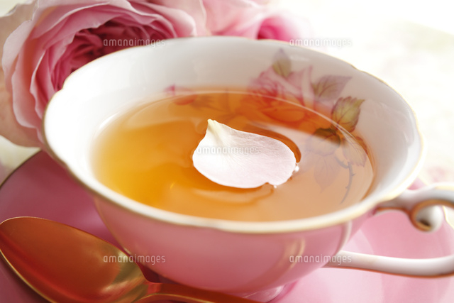 紅茶の上に浮かぶ花びら の写真素材 イラスト素材 アマナイメージズ
