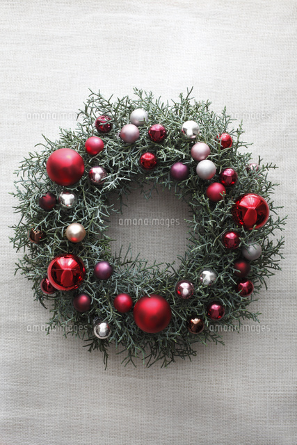 赤いオーナメントとコニファーのクリスマスリース の写真素材 イラスト素材 アマナイメージズ