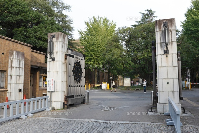 東京大学弥生門 の写真素材 イラスト素材 アマナイメージズ