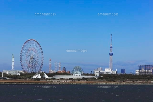 葛西臨海公園の観覧車とスカイツリー の写真素材 イラスト素材 アマナイメージズ