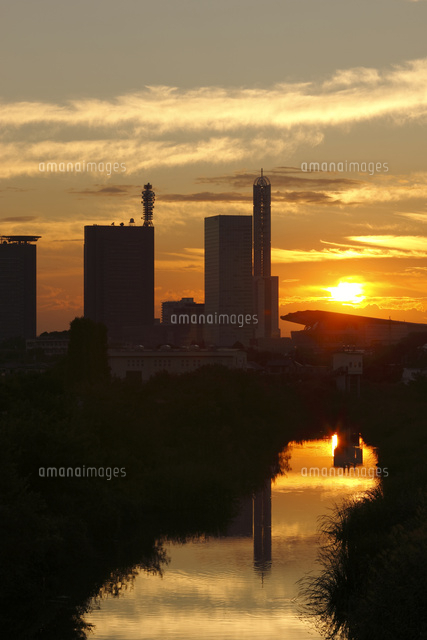 さいたま新都心と夕日 の写真素材 イラスト素材 アマナイメージズ