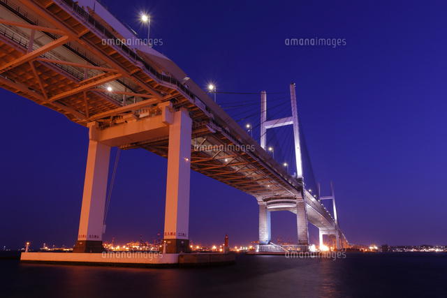 横浜ベイブリッジの夜景[10203002004]の写真・イラスト素材