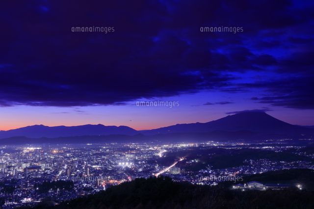 岩山展望台から岩手山と盛岡市街の夜景 の写真素材 イラスト素材 アマナイメージズ