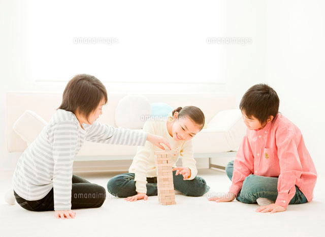 ブロックで遊ぶ小学生の男の子と女の子 の写真素材 イラスト素材 アマナイメージズ