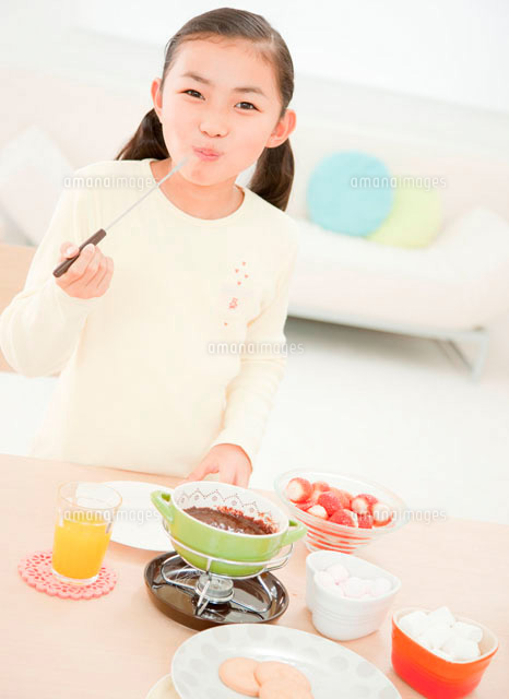 チョコレートフォンデュを楽しむ女の子 の写真素材 イラスト素材 アマナイメージズ