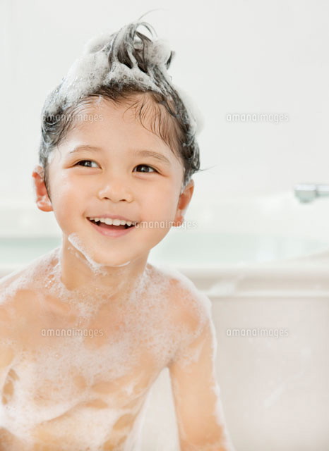 お風呂で髪に泡をつけて笑う男の子 の写真素材 イラスト素材 アマナイメージズ