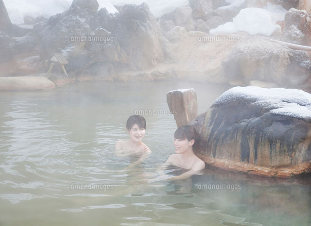 눈과 노천탕에 들어가는 2명의 20대 여성[10208001040]의 사진 소재·일러스트 소재｜아마나이메이지즈