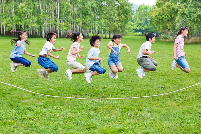 大縄跳びの写真素材 ストックフォト アマナイメージズ