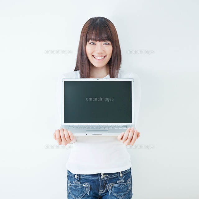 ノートパソコンを持つ20代女性のポートレート／白バック[10208001337 