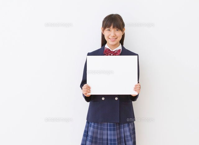 白いボードを持つ制服 ブレザー を着る女子中学生 の写真素材 イラスト素材 アマナイメージズ