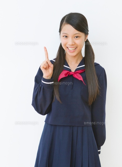 制服（セーラー服）を着る女子中学生のポートレート[10208001579