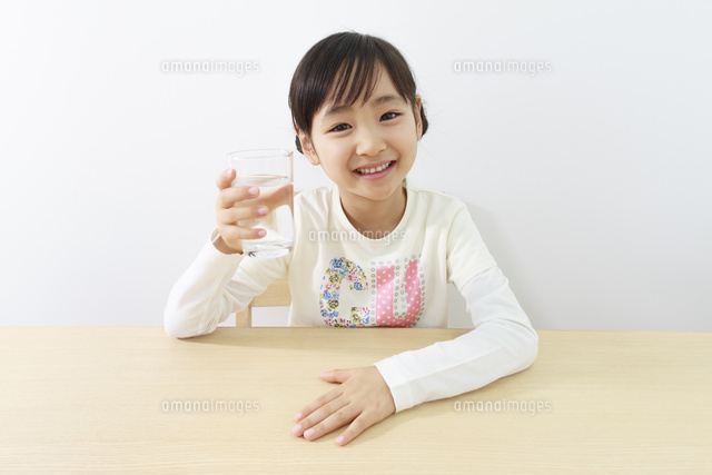 牛乳を飲む6歳の女の子 の写真素材 イラスト素材 アマナイメージズ