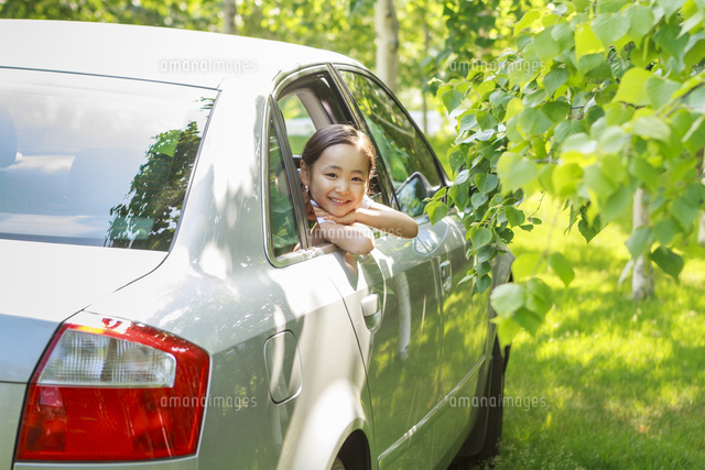 車から顔を出す6歳の女の子 の写真素材 イラスト素材 アマナイメージズ 車から顔を出す6歳の女の子 の写真素材 イラスト素材 アマナイメージズ