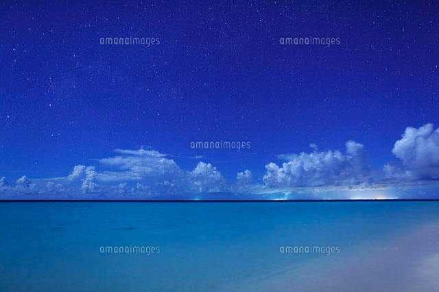 夜空に星が輝く南の島の海 の写真素材 イラスト素材 アマナイメージズ