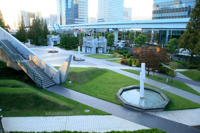 東京ビックサイト庭園 七つの泉 の写真素材 イラスト素材 アマナイメージズ