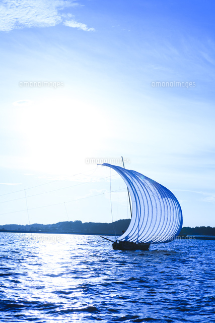 霞ヶ浦帆引き船と太陽 の写真素材 イラスト素材 アマナイメージズ