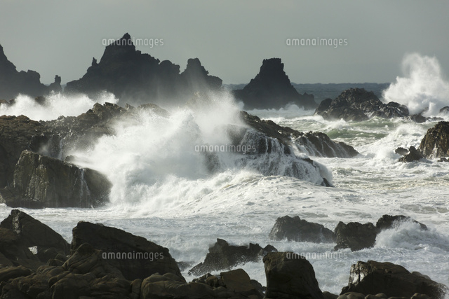 日本海の荒波 の写真素材 イラスト素材 アマナイメージズ