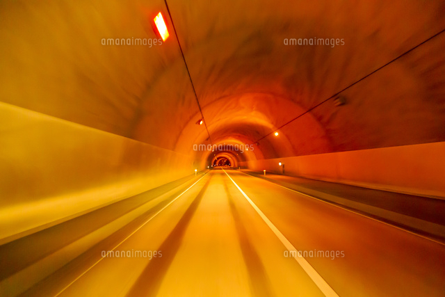 車内から見たトンネル[10211005622]の写真・イラスト素材｜アマナ