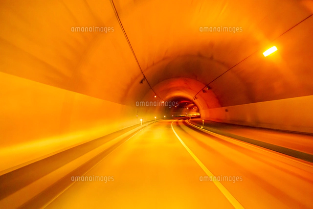 車内から見たトンネル[10211005622]の写真・イラスト素材｜アマナ