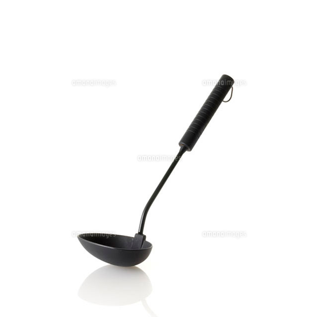 モダンな料理用のお玉 の写真素材 イラスト素材 アマナイメージズ