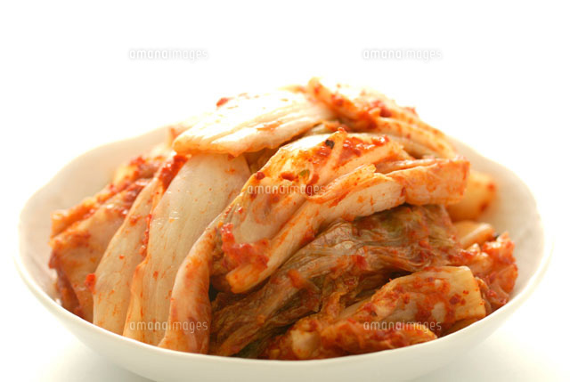 皿に盛られたキムチ の写真素材 イラスト素材 アマナイメージズ